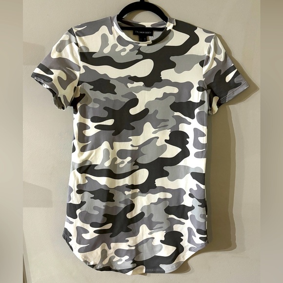 ✨2/$15✨Super Soft Camo Shirt (Med) - Picture 1 of 3